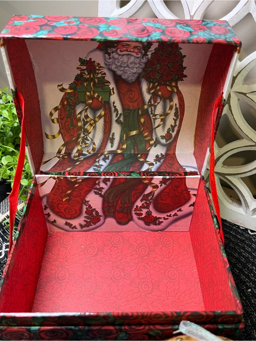 The Lindy Bowman Festive Red Santa Wreath Box With Two Beautiful Gourd Ornaments - Picture 4 of 16